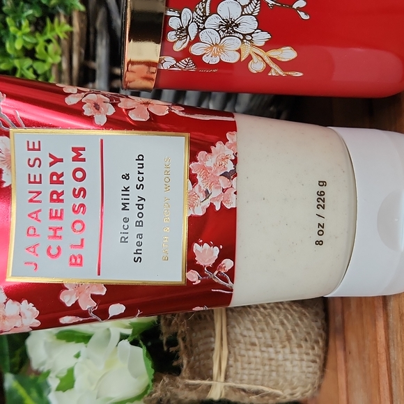Japanese Cherry Blossom Candle & Scrub - Picture 3 of 5